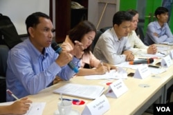 Am Sam Ath, monitor supervisor for the human rights organizaiton LICADHO speaks to journalists during a press conference on the “stop and consult” campaing about the draft Law on Associations and Nongovernmental Organizations on Monday, May 4, 2015.