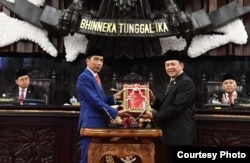 Presiden Joko Widodo bersama Ketua DPR RI Bambang Soesatyo pada rapat paripurna pembukaan persidangan I DPR RI Tahun 2019-2020, di Gedung DPR/MPR RI, Senayan , Jakarta, 16 Agustus 2019. (Foto: Biro Pers)