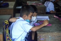 កុមារកម្ពុជា​ពាក់ម៉ាស​ ចូលរៀនក្នុង​ថ្នាក់​រៀន តាម​ការ​កំណត់​របស់​ក្រសួង​អប់រំ​ យុវជន​ និង​កីឡា​ ​ក្រោយ​ការ​រំខាន​ដោយ​ជំងឺ​កូវីដ​១៩​ អស់​ពេល​ជាច្រើន​ខែ រាជធានីភ្នំពេញ​ ថ្ងៃ​ទី១​ ខែ​វិច្ឆិកា​ ឆ្នាំ​២០២១។​ (ហ៊ាន សុជាតា​/វីអូអេ)