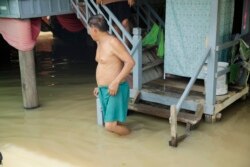 លោក ថន ហន អាយុ ៦៧ឆ្នាំ ពិនិត្យមើលស្ថានភាពទឹកជន់លិចផ្ទះរបស់លោក នៅស្រុកកណ្តាលស្ទឹង ខេត្តកណ្តាល ថ្ងៃទី១៤ ខែតុលា ឆ្នាំ២០២០។ (ទុំ ម្លិះ/វីអូអេ)