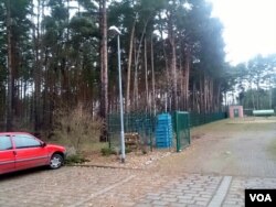 Isolated in a camp surrounded by forests near Holzdorf, eastern Germany, some refugees say newcomers will cause overcrowding only because the legal process involved in asylum applications takes so long, 30 November 2015 (VOA/ H. Murdock).