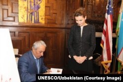 Lola Karimova-Tillyaeva yozuvchi Erkin A'zam bilan, O'zbekiston elchixonasi, Vashington, 12-mart, 2015