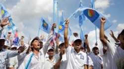 រូបឯកសារ៖ ទិដ្ឋភាពការដង្ហែក្បួនឃោសនាបោះឆ្នោតថ្ងៃចុងក្រោយរបស់គណបក្សសង្រ្គោះជាតិ កាលពីព្រឹកថ្ងៃទី០២ ខែមិថុនា ឆ្នាំ២០១៧ ក្នុងរាជធានីភ្នំពេញ។ (ខាន់ សុគុំមនោ/វីអូអេ)