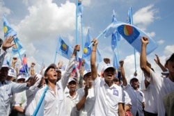 រូបឯកសារ៖ ទិដ្ឋភាពការដង្ហែក្បួនឃោសនាបោះឆ្នោតថ្ងៃចុងក្រោយរបស់គណបក្សសង្រ្គោះជាតិ កាលពីព្រឹកថ្ងៃទី០២ ខែមិថុនា ២០១៧ ក្នុងរាជធានីភ្នំពេញ។ (ខាន់ សុគុំមនោ/វីអូអេ)