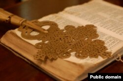 ቅዱስ መፅሐፍ እና ቅዱስ መስቀል