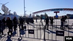 Members of the press are seen at the Oncupinar border crossing, Turkey, Feb. 8, 2016. Ankara is refusing to allow dozens of Western journalists at Oncupinar eager to cover the refugee story to cross the border into Syria. (Photo - J. Dettmer/VOA)