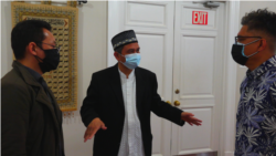 Ustadz Fahmi Zubir Zakaria bersama reporter Irfan Ihsan (kiri) dan Alam Burhanan (kanan) (dok: VOA)