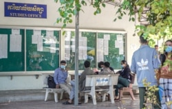 សិស្សដែលទើបនឹងជាប់សញ្ញាបត្រមធ្យមសិក្សាទុតិយភូមិដោយស្វ័យប្រវត្តិ ស្នើសុំដាកពាក្យរៀន និងដាក់ពាក្យប្រឡងអាហារូបករណ៍នៅសាកលវិទ្យាល័យភូមិន្ទភ្នំពេញ នៅថ្ងៃទី១១ ខែមករា ឆ្នាំ២០២១។ (ខាន់ សុគុំមនោ/វីអូអេ)