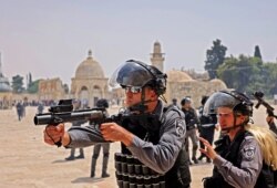 Pasukan keamanan Israel dan jemaah Muslim Palestina bentrok di kompleks masjid al-Aqsa Yerusalem, situs tersuci ketiga Islam, pada 21 Mei 2021. (Foto: Ahmad Gharabli/AFP)