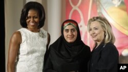 Maryam Duraniy Mishel Obama va Xillari Klinton bilan mukofot olganida.