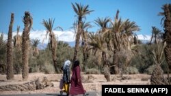 Women walking in Morocco oasis - exode rural au Maroc