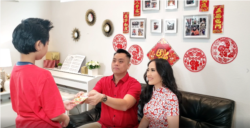 Shearly Permatasari (kanan) dan suami memberi angpao kepada puteranya. (Foto: dok pribadi)