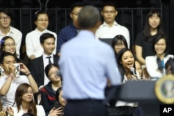 តារាចម្រៀង Rap កញ្ញា Suboi ច្រៀង Rap ឲ្យ​លោក​ប្រធានាធិបតី​អាមេរិក បារ៉ាក់ អូបាម៉ា ស្តាប់​នៅ​ឯ​វេទិកា​សាធារណៈ​នៃ​កម្មវិធីគំនិត​ផ្តួច​ផ្តើម​មេ​ដឹក​នាំ​វ័យ​ក្មេង​អាស៊ី​អាគ្នេយ៍ នៅ​ឯ​មជ្ឈមណ្ឌល GEM ក្រុង​ហូជីមិញ ប្រទេស​វៀតណាម ថ្ងៃ​ពុធ ទី​២៥ ខែ​ឧសភា ឆ្នាំ​២០១៦។ លោក​ អូបាម៉ា បាន​បញ្ចប់​ដំណើរ​ទស្សនកិច្ច​នៅ​វៀតណាម​មុន​ពេល​លោក​ធ្វើ​ដំណើរ​ទៅ​ប្រទេស​ជប៉ុន​ដើម្បី​ចូល​រួម​កិច្ច​ប្រជុំ​កំពូល G7 និង​ធ្វើ​ដំណើរ​ទៅ​កាន់​ក្រុង​ហ៊ីរ៉ូ​ស៊ី​ម៉ា។ (AP Photo/Na Son Nguyen)