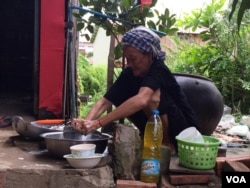 "Mommy" is helping out with house chores after she came back from a protest against Cambodia's controversial NGO law in July. (Phorn Bopha/VOA Khmer)