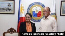 Menlu RI Retno Marsudi langsungkan pertemuan terpisah dengan Menlu Filipina Alan Peter Scram Cayetano, sebelum pertemuan bilateral di Manila, Kamis (22/6) (Courtesy: Kemlu RI)