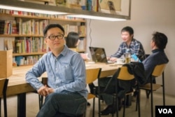 台湾民进党前政治人物罗文嘉在自己开办的水牛书店内。（美国之音记者方正拍摄）