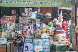 រូបឯកសារ៖ ស្ថានភាព​សង្គម​ និងសេដ្ឋកិច្ច​នៅក្នុងទីក្រុង​ភ្នំពេញ​បាន​ប៉ះពាល់ធ្ងន់ធ្ងរ​ក្នុងអំឡុង​នៃ​ការផ្ទុះ​ឆ្លង​ជំងឺកូវីដ​១៩ ក្នុង​សហគមន៍​ទ្រង់ទ្រាយ​ធំ​តាំងពី​ព្រឹត្តិការណ៍២០កុម្ភៈ ​រាជធានី​ភ្នំពេញ​ ​ថ្ងៃទី​២១ ខែ​មីនា​ ឆ្នាំ​២០២១។ (ខាន់ សុគុំមនោ/វីអូអេ)