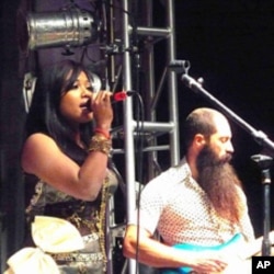 នាង​ឆោម និមល ជា​អ្នក​ចម្រៀង​ប្រចាំ​ក្រុម​តន្ត្រី​ Dengue Fever។