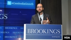 រូបឯកសារ៖ លោក Sebastian Strangio ជាអ្នក​កាសែត និង​ជា​អ្នកនិពន្ធ​សៀវភៅ​មាន​ចំណងជើង​ថា «Hun Sen's Cambodia»។ (សឹង សុផាត/VOA)