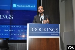 លោក Sebastian Strangio ជាអ្នក​កាសែត និង​ជា​អ្នកនិពន្ធ​សៀវភៅ​មាន​ចំណងជើង​ថា «Hun Sen's Cambodia» (សឹង សុផាត/VOA)