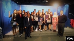 Students from the South East Asian Leaders Initiative Program visiting VOA in Washington, April,29 , 2016.