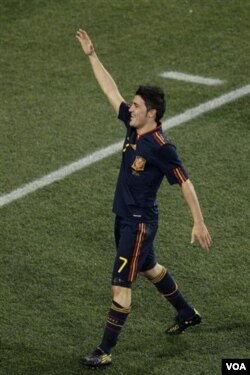 David Villa merayakan gol tunggalnya menjelang akhir babak kedua semifinal lawan Paraguay. Spanyol akhirnya menang 1-0.