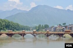 Indian Kashmir, tucked in the Himalayas, is a popular tourist destination, but a long spell of violence has kept visitors away from the region. (A. Pasricha/VOA)