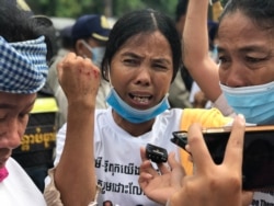 អ្នកស្រី ​នួន នឿន​ រងរបួស​នៅខ្នងដៃស្តាំ បន្ទាប់ពីត្រូវ​បាន​អូសទាញ​ដោយកងសន្តិសុខខណ្ឌ៧មករា​ក្នុងទីក្រុងភ្នំពេញចេញពី​ច្រកទ្វារ​សាលាដំបូង​រាជធានីភ្នំពេញ ថ្ងៃទី​២៤​ ខែកក្កដា​ ឆ្នាំ​២០២០។​ (ហ៊ុល​ រស្មី/វីអូអេ)