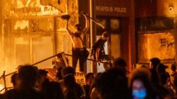 ბარიკადი მინეაპოლისის ალმოდებული პოლიციის შენობის წინ