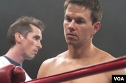 Micky Ward (Mark Wahlberg) di atas ring tinju.
