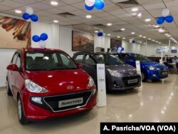 រូបភាព​ឯកសារ៖ នេះ​ជា​ទិដ្ឋាភាព​នៅ​ក្នុង​ហាង​លក់​រថយន្ត Hyundai​ នៅ​ក្នុង​ក្រុង Gurgaon។