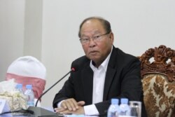 Minister of Health Mam Bunheng at the Health Ministry’s weekly press conference in Phnom Penh, Cambodia, Monday, May 4, 2020. (Kann Vicheika/VOA Khmer)