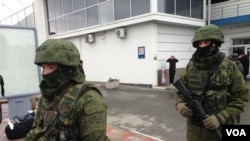 Unidentified gunmen on patrol at Simferopol Airport in Ukraine's Crimea peninsula, Feb. 28, 2014 (Elizabeth Arrott/VOA)