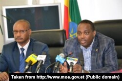 የትምህርት ሚኒስትሩ አቶ ሺፈራው ሽጉጤ ለጋዜጠኞች መግለጫ እየሰጡ