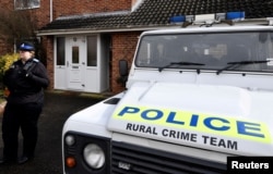 Arhiva - Policajac stražai ispred doma u kome su bivši agent ruske vojne obaveštajne službe Sergej Skripal, u Selsberiju, Britanija, 6. marta 2018.