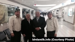 "Birdamlik" yetakchisi Bahodir Choriyev va harakat a'zolari - Abdufattoh Mannopov, Botir Norboyev hamda Bobur Hasan - Sent-Luis aeroportida olingan surat