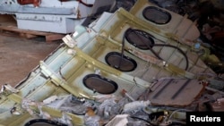 Bagian dari badan pesawat AirAsia no penerbangan QZ8501 yang ditemukan dibawa ke Pangkalan Bun, Kalimantan Tengah (foto: dok).