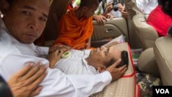 រូបឯកសារ៖ អ្នក​ស្រឡាញ់​គាំទ្រ​លោក​កែម ឡី​ ហែរ​សព​លោក​ទៅ​កាន់​វត្ត​មួយ​នៅ​រាជធានី​ភ្នំពេញ បន្ទាប់​ពី​លោក​ត្រូវ​ក្មាន់​កាំភ្លើង​បាញ់​សម្លាប់​នៅថ្ងៃ​អាទិត្យ​ ទី​១០ ខែ​កក្ដដា​ ឆ្នាំ​២០១៦។(ឡេង ឡែន/VOA)