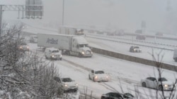 美国首都环城高速公路位于马里兰州的某路段因大雪而路滑。(2022年1月3日)