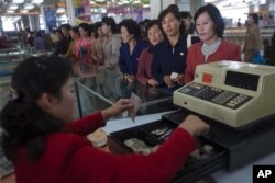 지난 2011년 10월 평양백화점에서 북한 주민들이 물건을 구매하기 위해 줄을 서 있다. (자료사진)