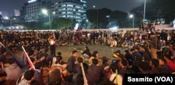 Ribuan mahasiswa berunjuk rasa menolak RKUHP dan pelemahan KPK di depan Gedung DPR, Kamis, 19 September 2019. (Foto: VOA/Sasmito)