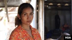Hum Lisa, 33, a villager in Chreav commune, uses electricity provided by private firms, Siem Reap, Cambodia, August 8, 2017. (Sun Narin/VOA Khmer)