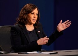 Demokratska kandidatkinja za potpredsednicu Kamala Haris tokom debate sa potpredsednikom SAD Majkom Pensom (Foto: AP)