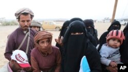 지난 2월 예멘 마리브의 임시 난민 수용소에서 예멘 난민들이 구호기관직원의 설명을 듣고 있다. (자료사진)