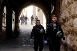 Polisi Israel berpatroli di kota tua Yerusalem yang ditutup dalam upaya membatasi penyebaran virus corona di negara itu, 23 Maret 2020.