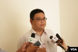 រូបឯកសារ៖ លោក ខេន លូ អគ្គលេខាធិការ​សមាគម​រោងចក្រ​កាត់ដេរ​នៅ​កម្ពុជា GMAC ផ្តល់​បទសម្ភាសន៍​ដល់​អ្នកយកព័ត៌មាន​អំពី​ការចរចា​តម្លើង​ប្រាក់ឈ្នួល​កម្មករ​រោងចក្រ។ (ខាន់ សុគុំមនោ/VOA)