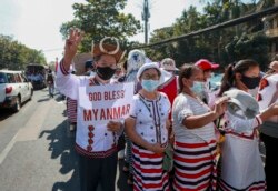 Para demonstran berpakaian etnis Chin menunjukkan simbol perlawanan tiga jari saat berlangsungnya aksi protes terhadap kudeta militer baru-baru ini di Yangon, Myanmar, Kamis, 11 Februari 2021.