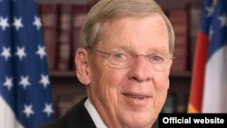 조니 이삭슨 상원 윤리위원장.