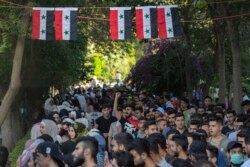 Pelajar Suriah antre untuk memberikan suara di sebuah TPS di ibu kota Suriah, Damaskus, Suriah, Rabu, 26 Mei 2021. (AP)