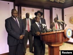 South Sudan Second Vice President James Wani Igga (C), flanked by South Sudan President Salva Kiir (R) and First Vice President Riek Machar (L), addresses a news conference at the Presidential State House in Juba, South Sudan, July 8, 2016.